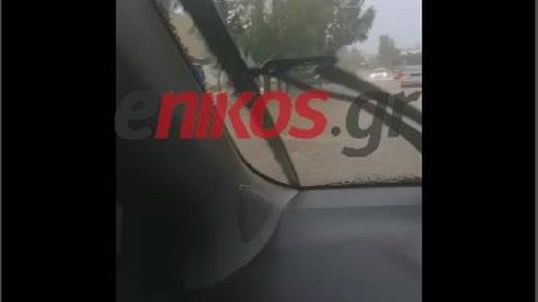 Οι δρόμοι μετατράπηκαν σε ποτάμια στο Μενίδι – ΒΙΝΤΕΟ αναγνώστη