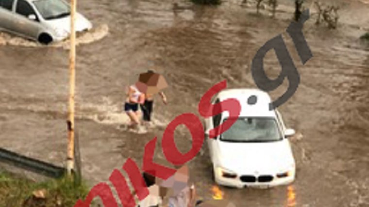 Απροσπέλαστη για αυτοκίνητα και πεζούς η Λεωφόρος Βουλιαγμένης, στο ύψος της Γλυφάδας – ΦΩΤΟ αναγνώστη