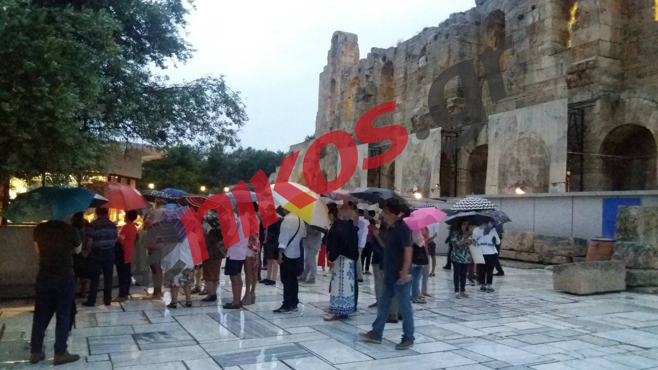 Ουρές θεατών έξω από το Ηρώδειο υπό βροχήν – ΦΩΤΟ αναγνώστη