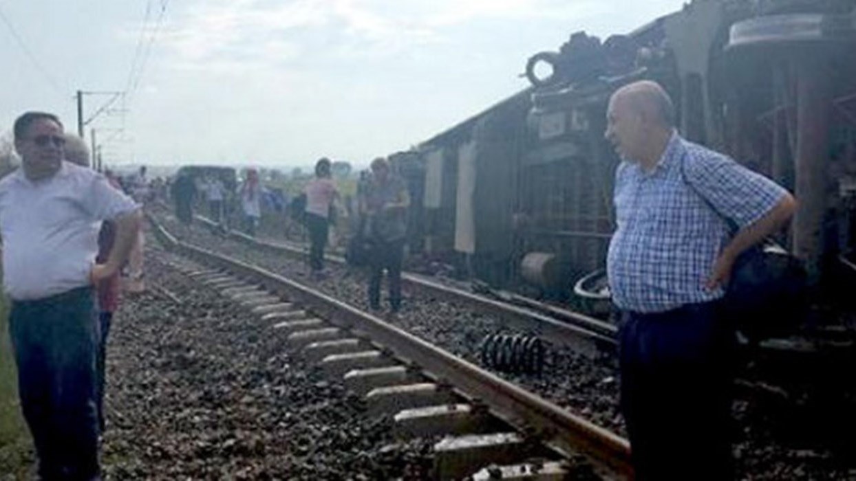 Σφοδρή βροχόπτωση προκάλεσε τον εκτροχιασμό του τρένου που στοίχισε την ζωή σε δέκα ανθρώπους στην Τουρκία