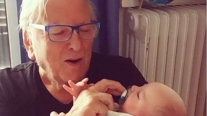 Το πρώτο μπάνιο του Φοίβου Βουτσά στην θάλασσα – ΦΩΤΟ