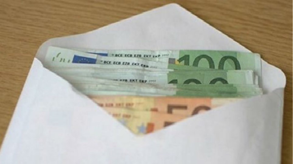 Χαμός σε γάμο στη Λάρισα: Καλεσμένη έκλεβε τους φακέλους με τα χρήματα για τους νεόνυμφους