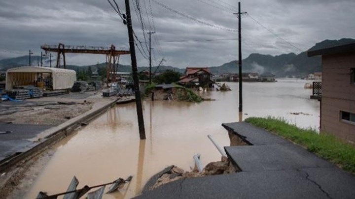 Τραγωδία στην Ιαπωνία – Έφτασαν τους 100 οι νεκροί από τις φονικές βροχοπτώσεις