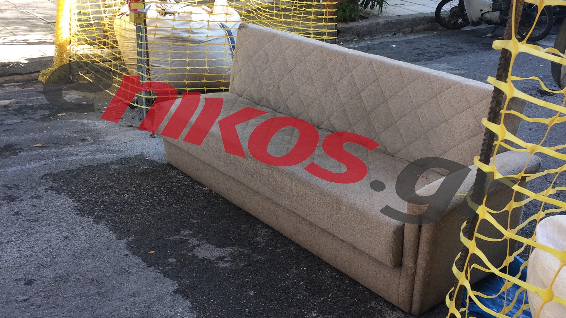 Κουράστηκες; Ξάπλωσες! Έκλεισαν τον δρόμο λόγω έργων με… καναπέ- ΦΩΤΟ Αναγνώστη