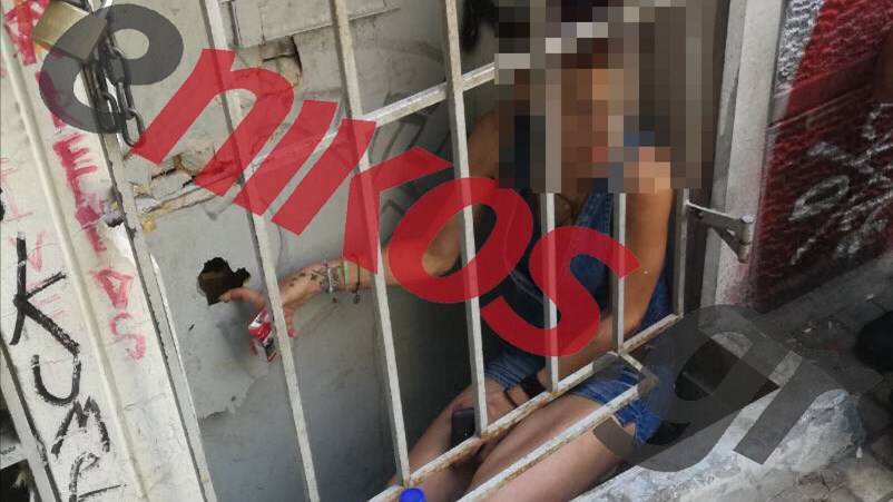 ΦΩΤΟ ντοκουμέντο: Κρατούσαν κλειδωμένη 34χρονη σε διαμέρισμα στα Εξάρχεια – Πέντε συλλήψεις