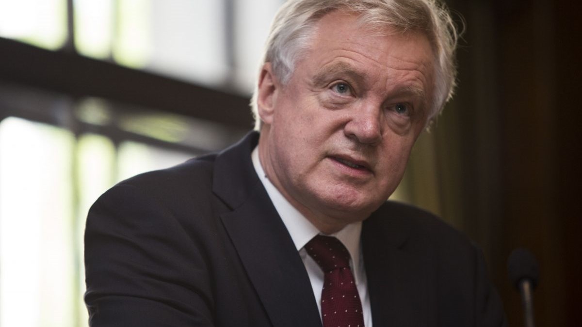 Ντέιβις: Δεν προτρέπω άλλους υπουργούς σε παραιτήσεις – Η Μέι θα επιβιώσει