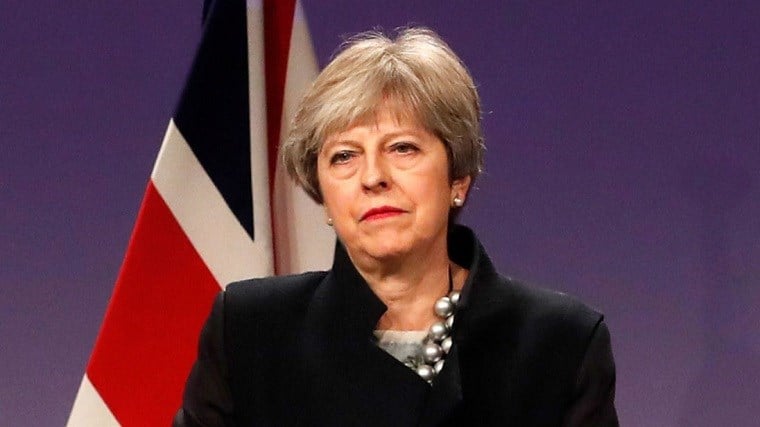 Οι Βρετανοί χάνουν την εμπιστοσύνη τους στη Μέι για το Brexit