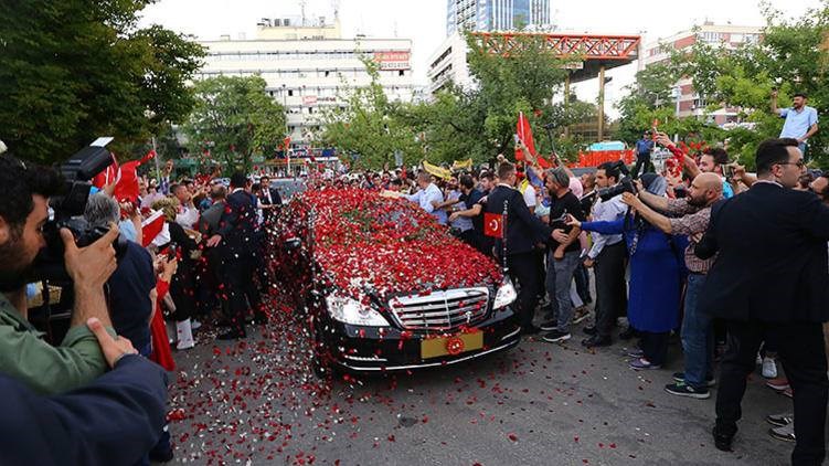 Ορκίστηκε “Σουλτάνος” ο Ερντογάν – H φιέστα υπερπαραγωγή και ο κόσμος που έραινε το αυτοκίνητο του με λουλούδια – ΦΩΤΟ – ΒΙΝΤΕΟ