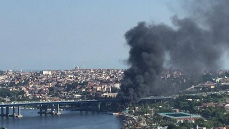 Συναγερμός στον Βόσπορο – Θαλάσσια ταξί τυλίχθηκαν στις φλόγες – Δεν μπορούσαν να ανασάνουν οι κάτοικοι από τον πυκνό μαύρο καπνό – ΦΩΤΟ