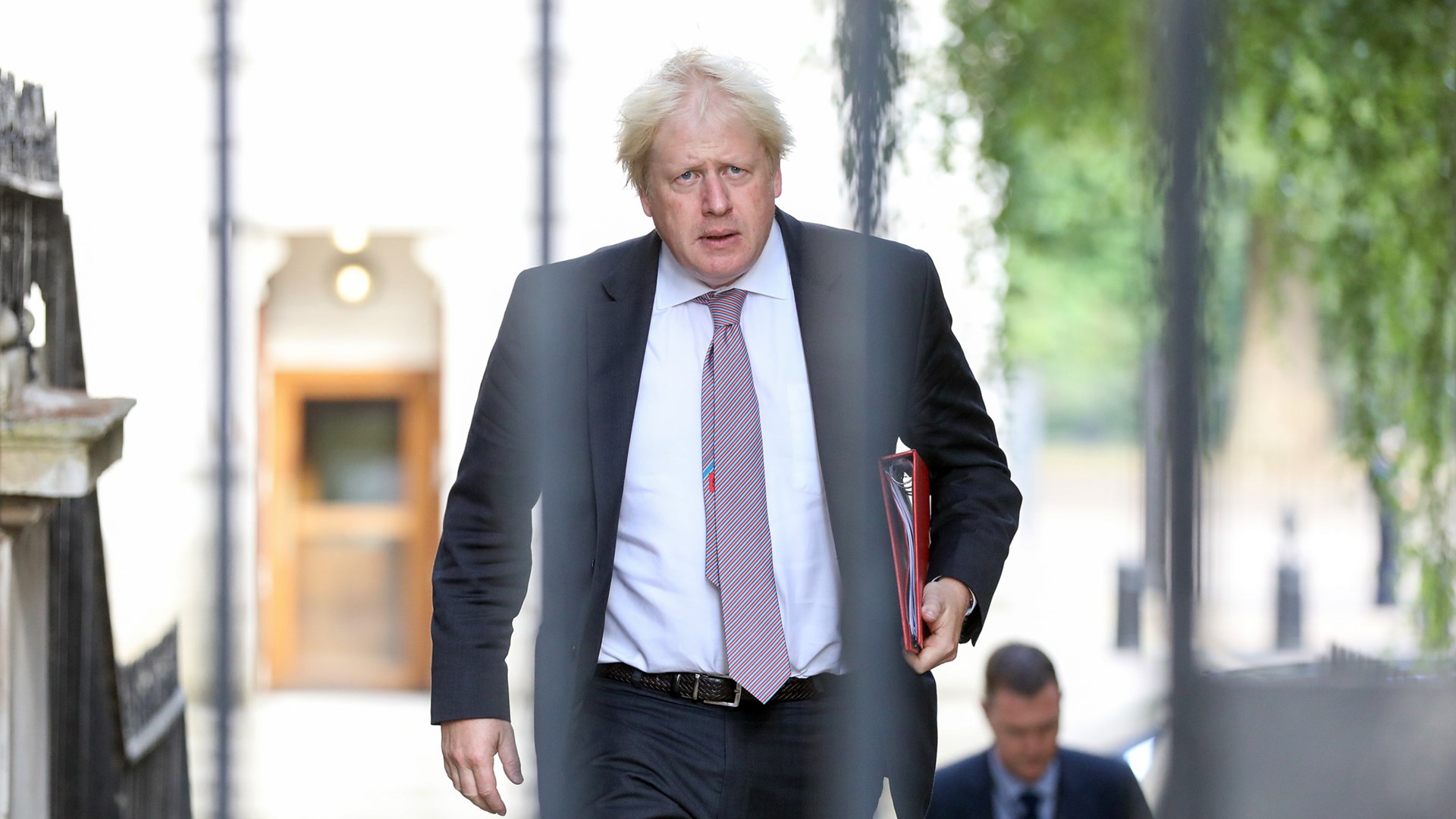 Ποιος είναι ο Mπόρις Τζόνσον που έβαλε “φωτιά” στην κυβέρνηση της Βρετανίας – Το “αχτένιστο” μαλλί του και οι…γκάφες – ΦΩΤΟ