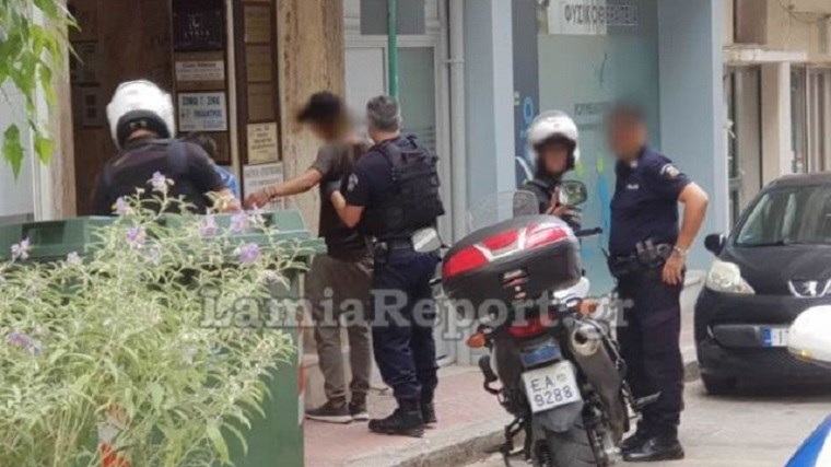 Χαμός στη Λαμία – Του άρπαξαν την αλυσίδα από τον λαιμό μέρα μεσημέρι ενώ έπινε την μπυρίτσα του – ΦΩΤΟ