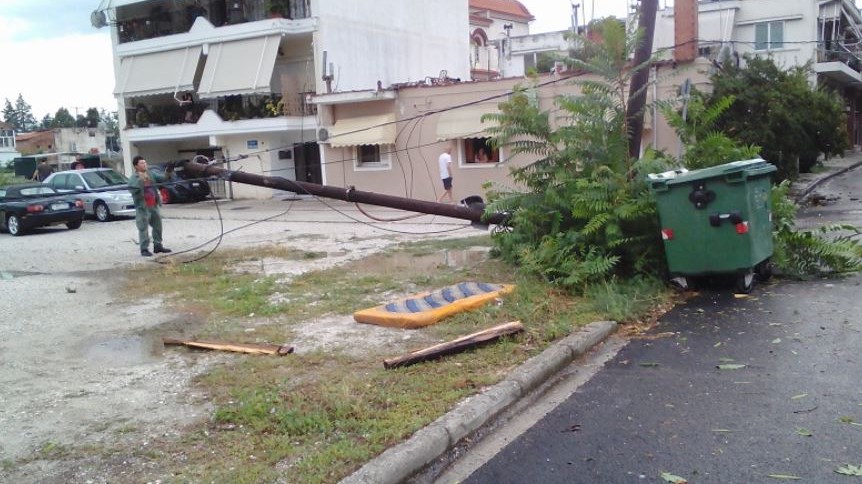 Μπουρίνι με κεραυνούς στη Λάρισα – Κολώνα της ΔΕΗ έπεσε πάνω σε αυτοκίνητο – ΦΩΤΟ – ΒΙΝΤΕΟ