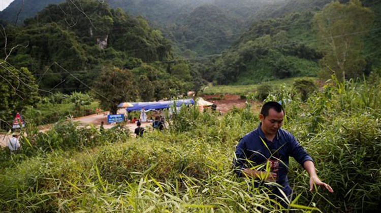 Βοήθεια από το «θεό της βροχής» ζητούν οι διασώστες στην Ταϊλάνδη