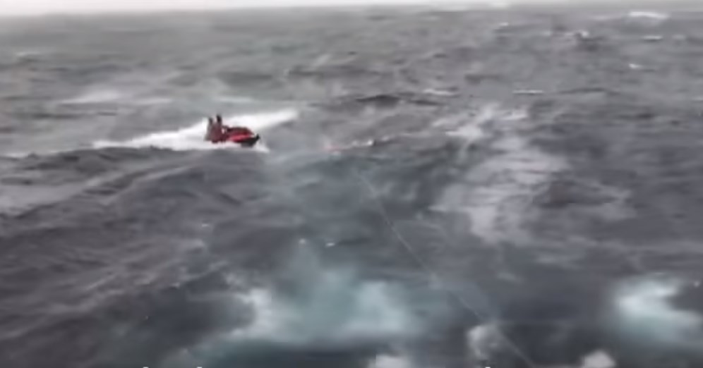 Ζευγάρι Ρώσων παρασύρθηκε στη μέση του ωκεανού λόγω της κακοκαιρίας – ΒΙΝΤΕΟ