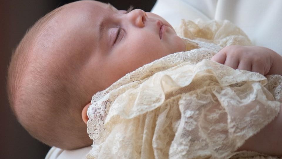 Φωτογραφίες και βίντεο από τη βάπτιση του πρίγκιπα Λούι – Η Σάρλοτ έκλεψε πάλι την παράσταση