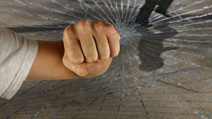 Άγριος ξυλοδαρμός τριών ανιματέρ έξω από μπαρ στη Ρόδο