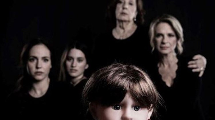 Οι πρώτες φωτογραφίες από το φιλόδοξο «Μη σκοτώνεις τη μαμά» μόνο στο enikos.gr