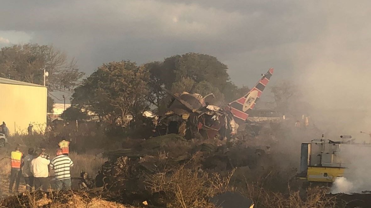 Αυτή η είδηση κάνει τον γύρο του κόσμου – Αεροσκάφος συνετρίβη και οι επιβάτες βγήκαν τραυματισμένοι αλλά ζωντανοί από τα συντρίμμια – ΦΩΤΟ