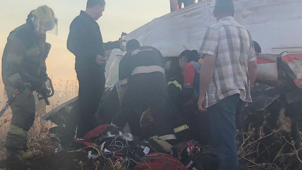 Μετά το «θαύμα» η…τραγωδία – Ένας νεκρός από τη συντριβή του αεροσκάφους που κόπηκε στα δύο