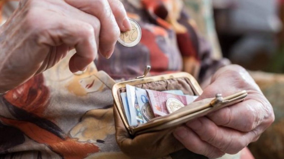 Ποιες συντάξεις κινδυνεύουν να υποστούν μείωση μεγαλύτερη από 300 ευρώ τον μήνα