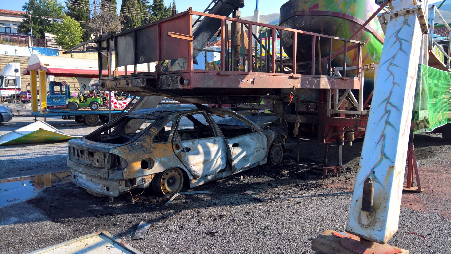Σοκ στη Σιάτιστα – Αυτοκίνητο “καρφώθηκε” σε παιχνίδι λούνα παρκ και τυλίχθηκε στις φλόγες – ΦΩΤΟ – ΒΙΝΤΕΟ