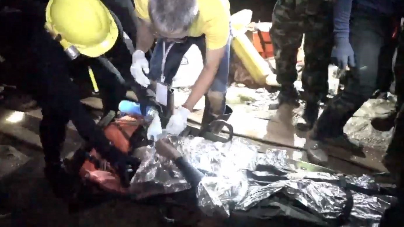 ΒΙΝΤΕΟ- ντοκουμέντο: Η στιγμή που τα παιδιά φτάνουν με τους δύτες στην είσοδο της σπηλιάς και τα παραλαμβάνουν οι διασώστες