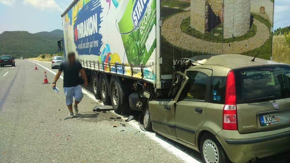 Αυτοκίνητο σφηνώθηκε κάτω από νταλίκα στην Εγνατία – Νεκρή η οδηγός – ΦΩΤΟ