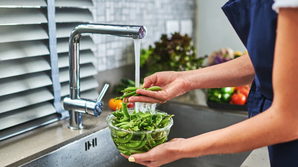 Ξέρετε ότι τόσο καιρό πλένετε με λάθος τρόπο τα λαχανικά σας; – Δείτε ποιος είναι ο σωστός