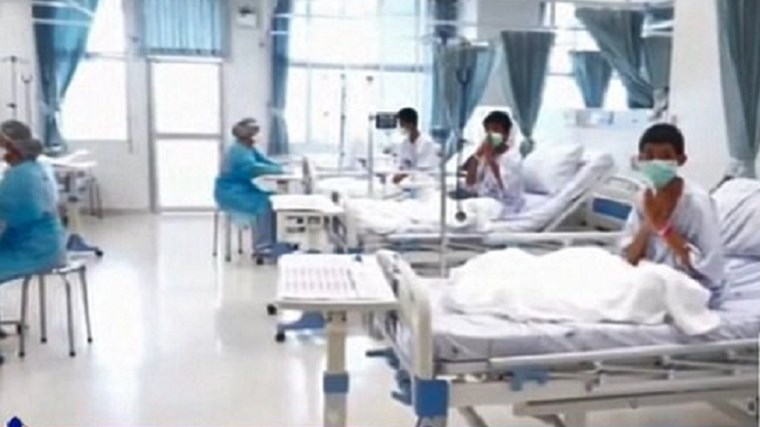 Ταϊλάνδη: Οι πρώτες εικόνες των 12 παιδιών μέσα από το νοσοκομείο – ΒΙΝΤΕΟ