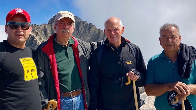 Με τη γκλίτσα στο χέρι στις κορυφές του Ολύμπου ο Παπανδρέου – ΦΩΤΟ