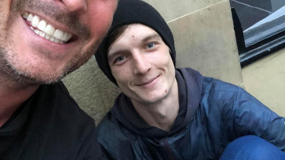 Άνεργος ζήτησε χρήματα από περαστικό και δεν θα πιστεύετε τι έγινε στη συνέχεια… – ΦΩΤΟ