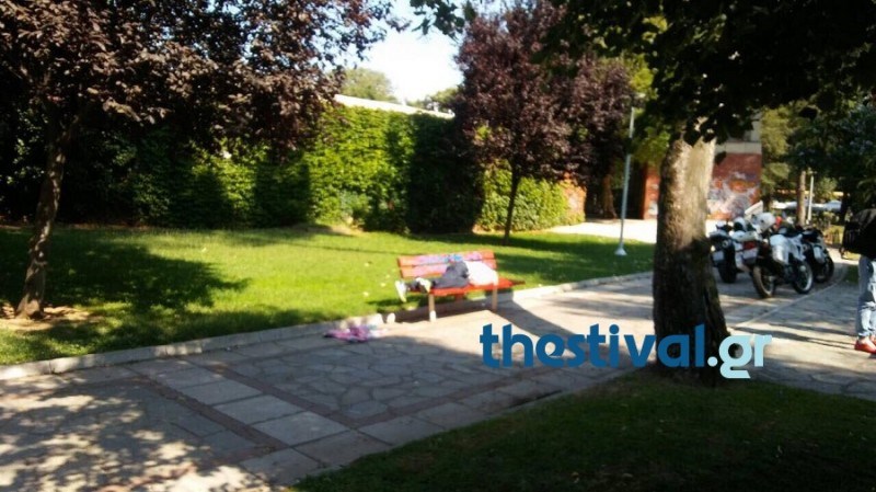 ΠΡΟΣΟΧΗ: Σκληρές εικόνες στη Θεσσαλονίκη – 35χρονος νεκρός πάνω σε παγκάκι