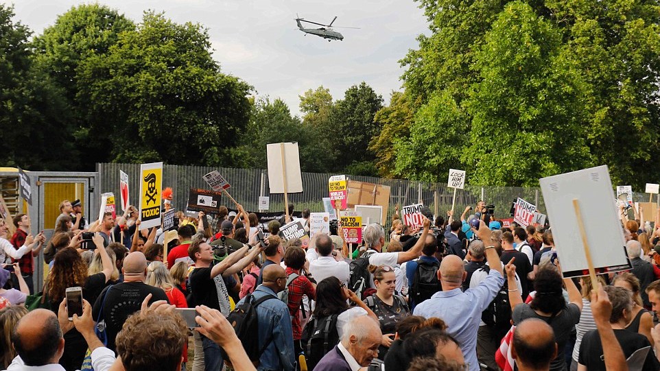 Διαδήλωσαν με κατσαρόλες  κατά του Τραμπ στο Λονδίνο – ΦΩΤΟ – ΒΙΝΤΕΟ