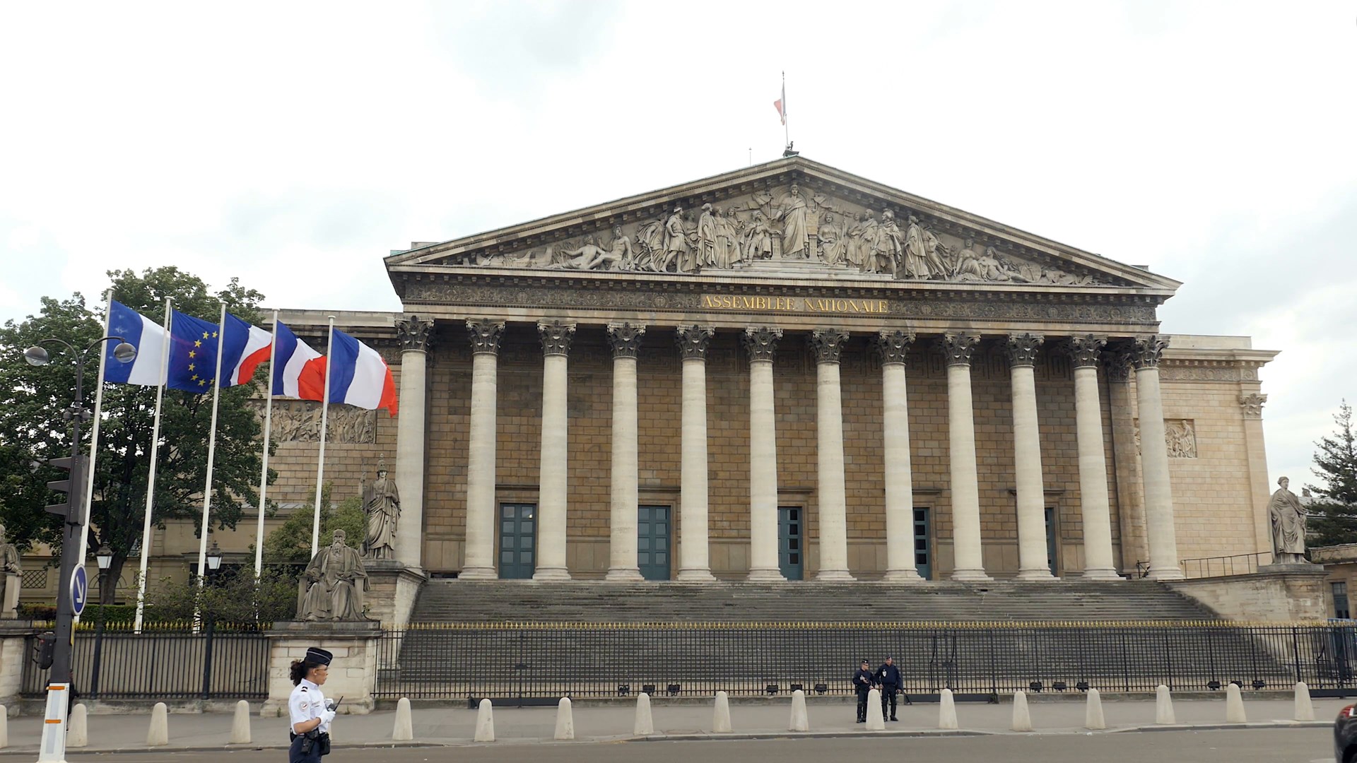 Η Γαλλική Εθνοσυνέλευση αποφάσισε ομόφωνα να διαγράψει τη λέξη “φυλή” από το σύνταγμα
