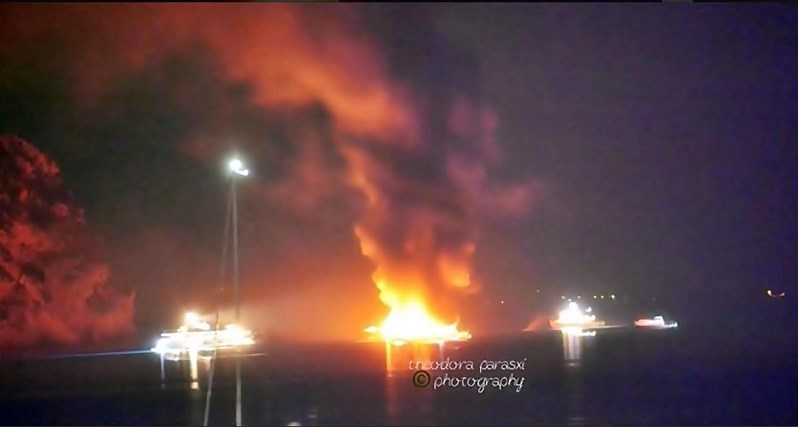 Στις φλόγες τυλίχθηκε ιστιοφόρο ανοιχτά του Λαγανά – Η επιχείρηση για τη διάσωση των επιβαινόντων – ΦΩΤΟ