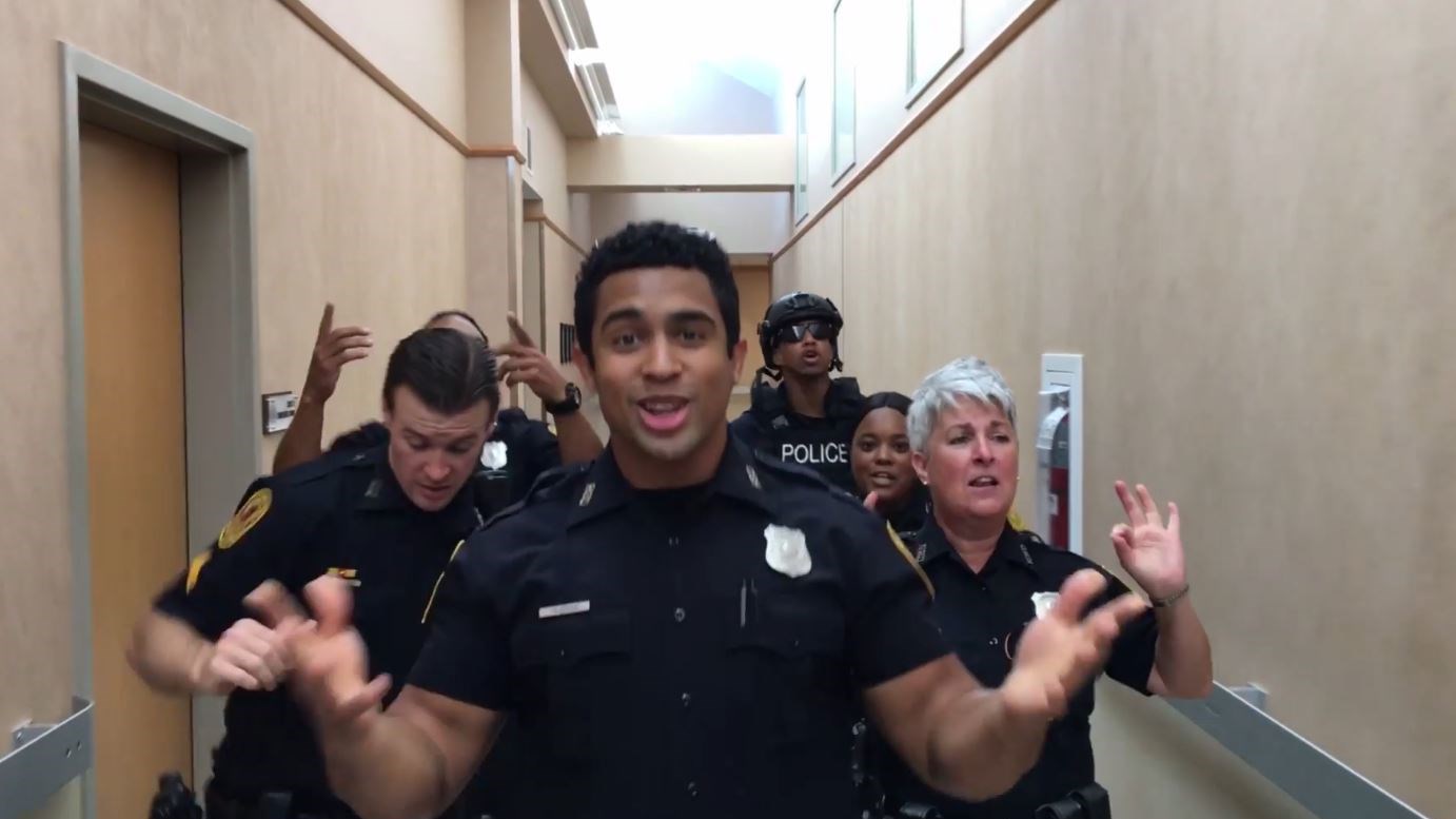 Αστυνομικοί στις ΗΠΑ αποδέχονται μουσική “πρόκληση” και γίνονται viral  – ΒΙΝΤΕΟ