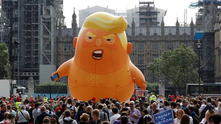 Με ένα τεράστιο μπαλόνι που απεικονίζει τον Τραμπ μωρό διαδηλώνουν οι Βρετανοί – ΦΩΤΟ – ΒΙΝΤΕΟ