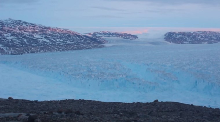 Πελώριο παγόβουνο απειλεί χωριό στη Γροιλανδία – Φόβοι για τσουνάμι – BINTEO
