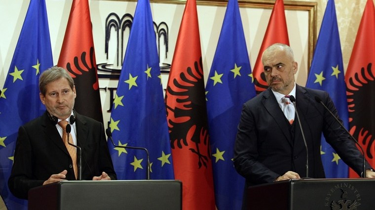 Επανέρχεται στο θέμα των συνόρων ο Γιοχάνες Χαν – Λυπάμαι που παρεξηγήθηκαν τα λεγόμενά μου