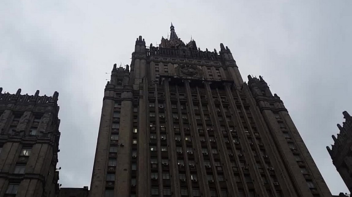 Ο Έλληνας πρέσβης κλήθηκε στη Μόσχα να δώσει εξηγήσεις για τις απελάσεις – Βολές Ρωσίας κατά ΗΠΑ