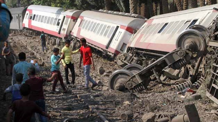 Eκτροχιάστηκε τρένο στην Αίγυπτο – Τουλάχιστον 55 τραυματίες – ΦΩΤΟ