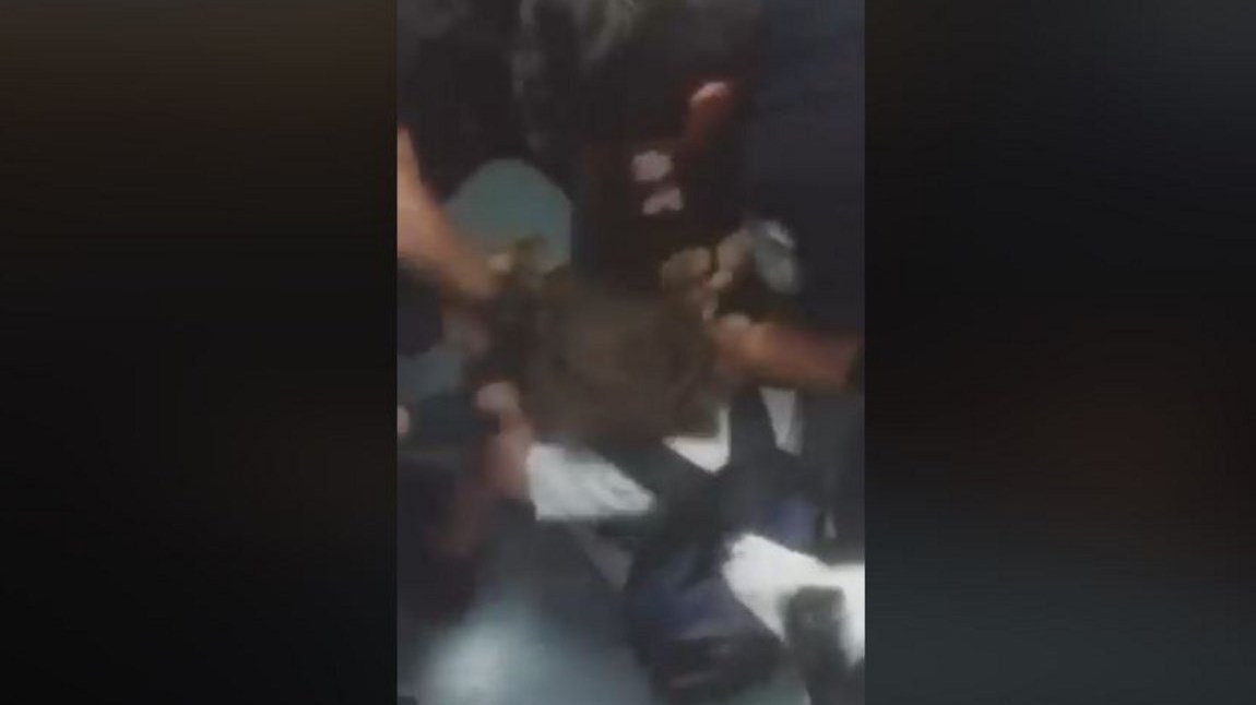 Αστυνομικοί βγάζουν επιβάτη από το τρένο επειδή είχε σκυλί χωρίς φίμωτρο – Σάλος στα social media – ΒΙΝΤΕΟ