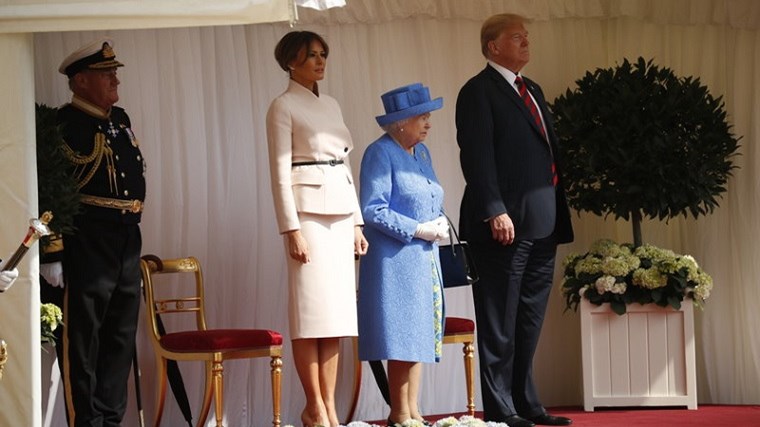 Ντόναλντ και Μελάνια Τραμπ πέρασαν το κατώφλι του πύργου του Γουίνδσορ – Έγιναν δεκτοί από τη βασίλισσα Ελισάβετ