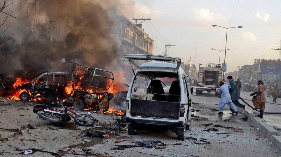 Τουλάχιστον 128 οι νεκροί από την επίθεση αυτοκτονίας στο Πακιστάν