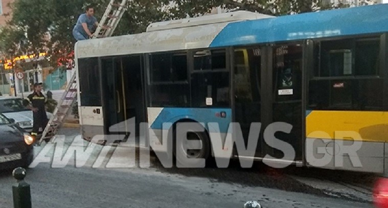 Λεωφορείο τυλίχθηκε στις φλόγες στη λεωφόρο Κηφισίας – ΦΩΤΟ