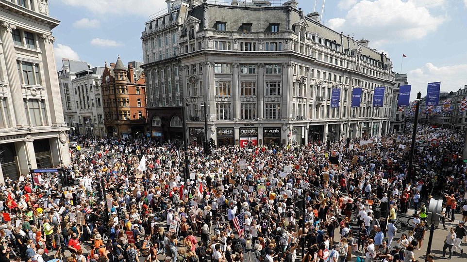 Χιλιάδες άνθρωποι διαδήλωσαν στο Λονδίνο κατά της επίσκεψης Τραμπ – Για 250.000 συγκεντρωμένους κάνουν λόγο οι διοργανωτές – ΒΙΝΤΕΟ