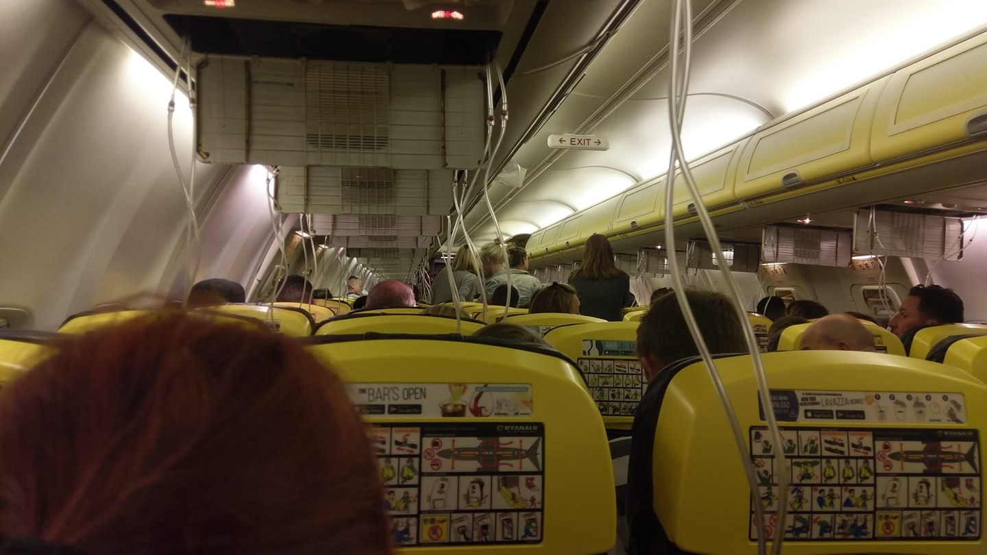 Εικόνα μέσα από το αεροπλάνο που πραγματοποίησε αναγκαστική προσγείωση στη Φρανκφούρτη- Στο νοσοκομείο μεταφέρθηκαν επιβάτες