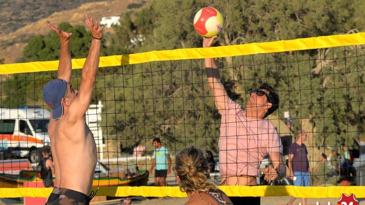 Ο Σάκης Ρουβάς παίζει beach volley και κλέβει την παράσταση – ΦΩΤΟ