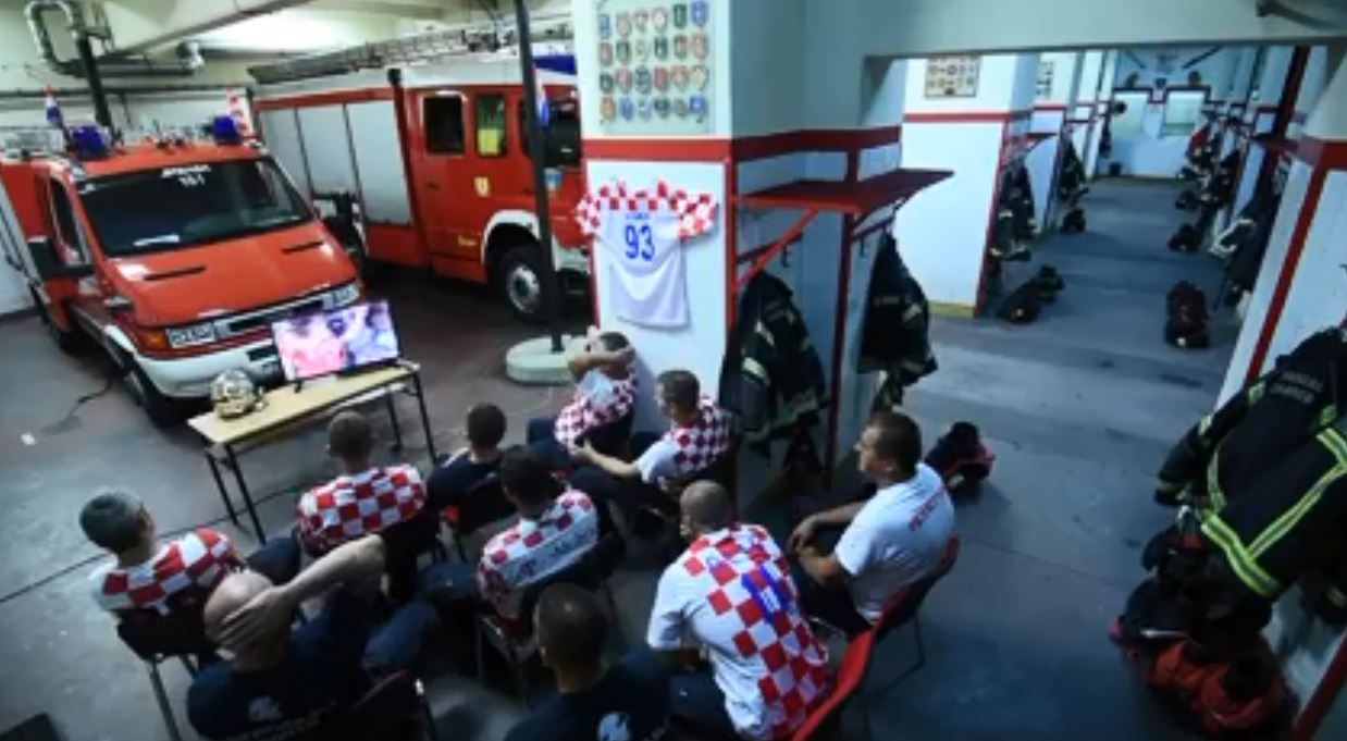 Δείτε το ΒΙΝΤΕΟ με τους Κροάτες πυροσβέστες που έγιναν viral- Τους κάλεσε το καθήκον και έχασαν για δευτερόλεπτα το γκολ της πρόκρισης