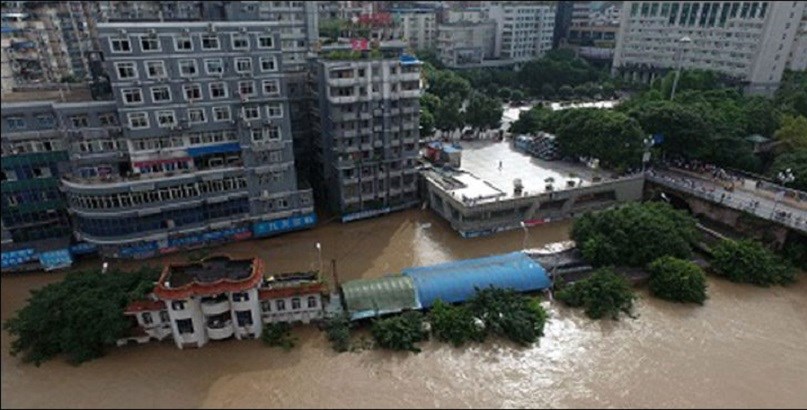 Χάος στην Κίνα από σφοδρές βροχοπτώσεις – Χιλιάδες εγκαταλείπουν τις εστίες τους